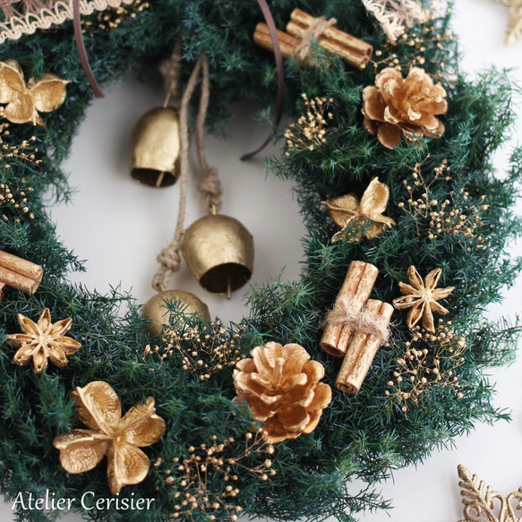 ・クリスマス リース ＜プリザーブドフラワー＞ ヒムロスギ ゴールド ベル付き 29㎝ 3枚目の画像