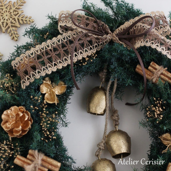・クリスマス リース ＜プリザーブドフラワー＞ ヒムロスギ ゴールド ベル付き 29㎝ 4枚目の画像