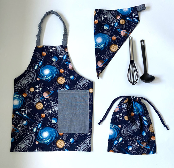 宇宙柄ネイビー☆100〜110こどもエプロン、三角巾、巾着3点セット 1枚目の画像