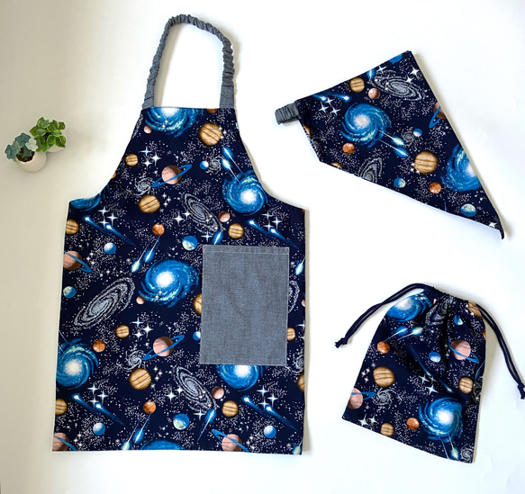 宇宙柄ネイビー☆120〜130こどもエプロン、三角巾、巾着3点セット　 1枚目の画像