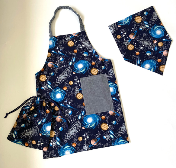 宇宙柄ネイビー☆130〜140こどもエプロン、三角巾、巾着3点セット　 1枚目の画像