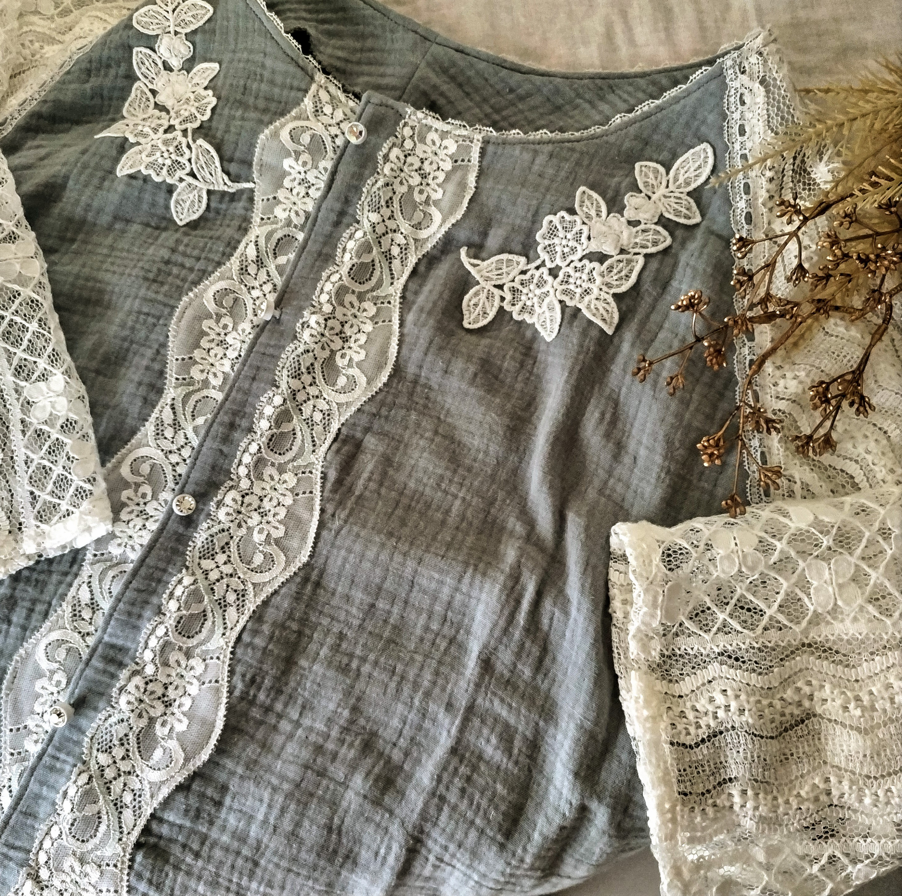 Still/slow第1章｜袖レースのガーゼシャツカーディガングレイッシュブルー｜ 花束と青のあいだ