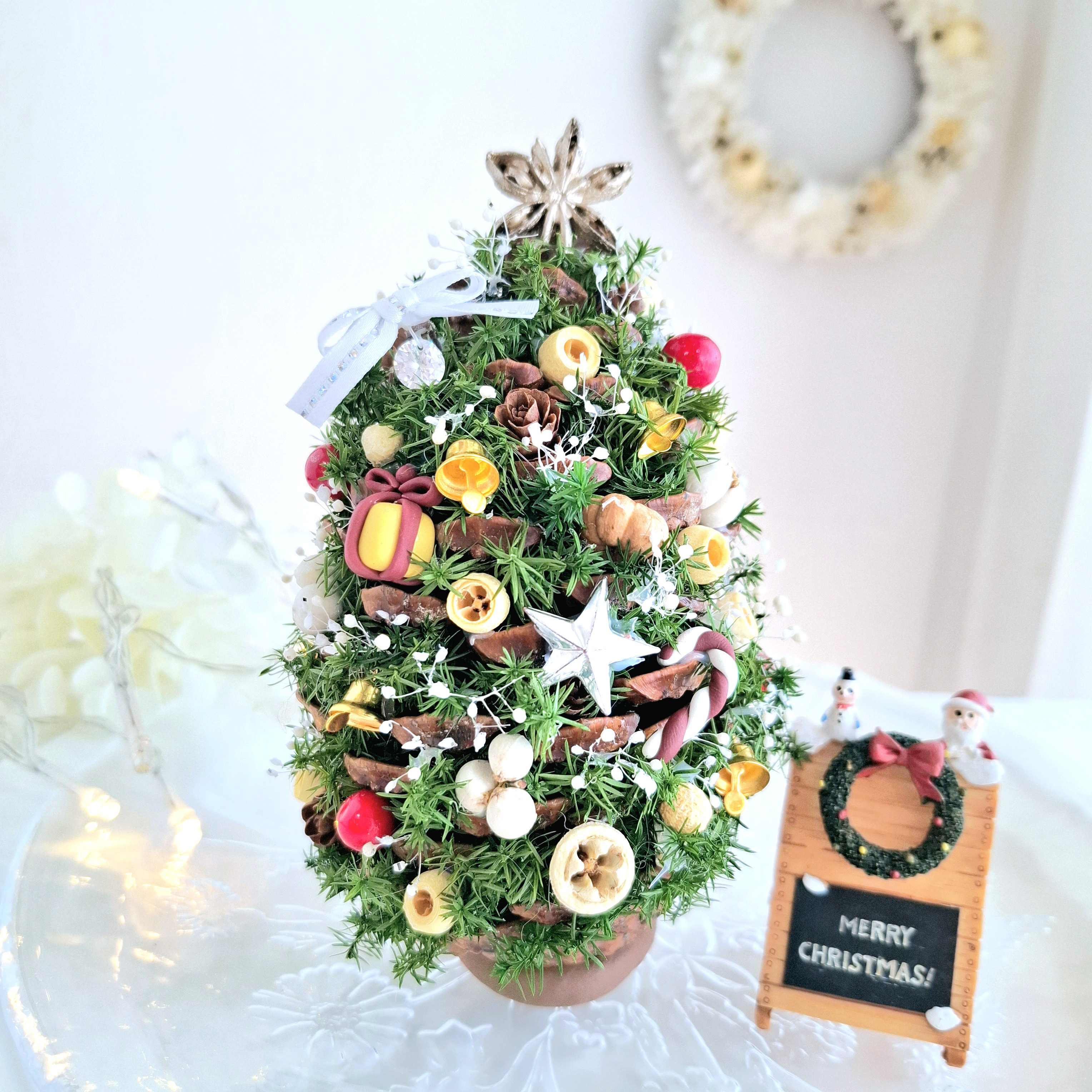 すぐ発送可《ラスト1点》クリスマス後も飾れる 大人の松ぼっくりツリー｜揺れるキラキラリボン