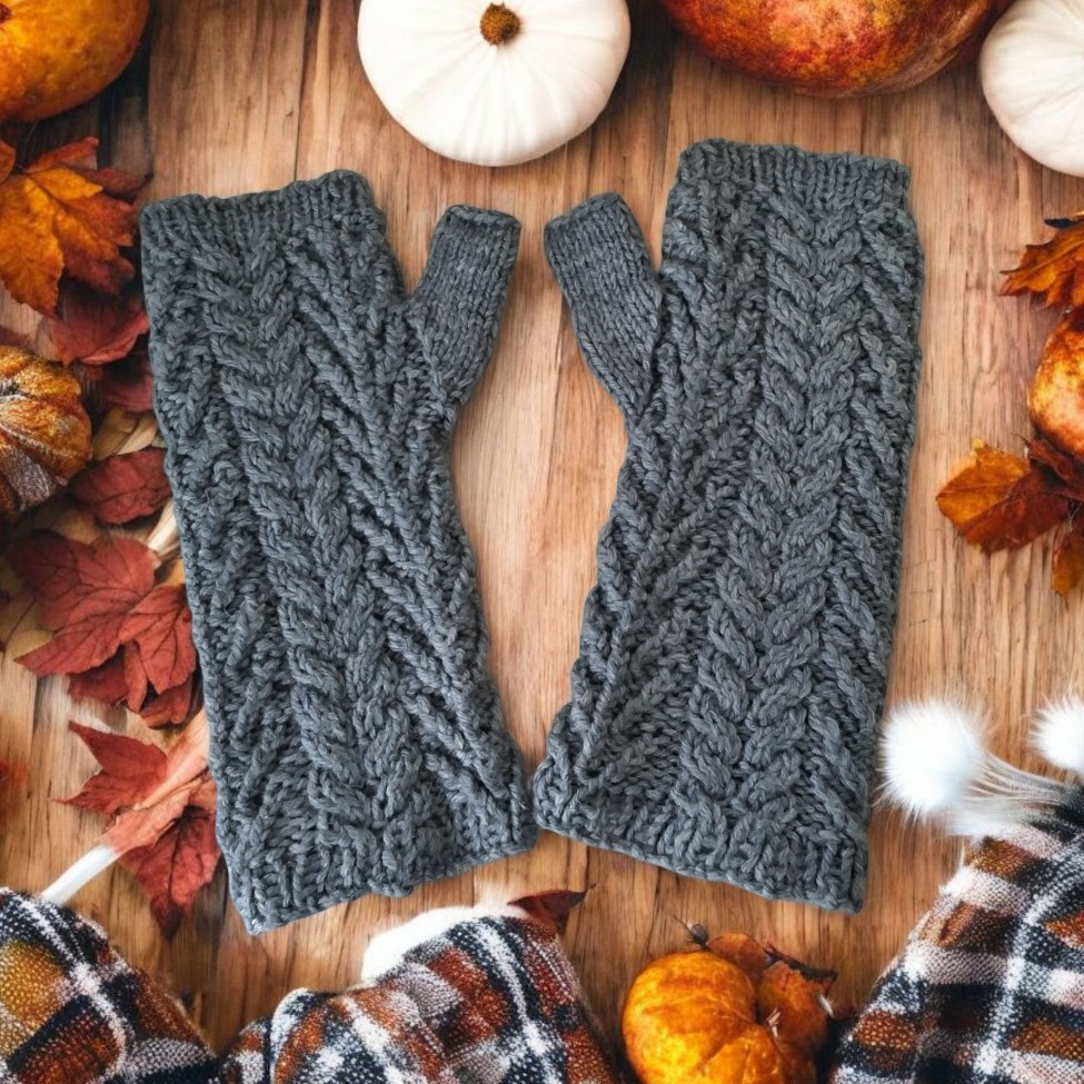 『感情のレシピ』莉奈の手編みオーバーミトン（指無し・霜降りブルーグレー）