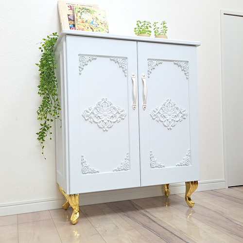 ロココ調ホワイトキャビネット♡姫系インテリアにぴったりの収納棚