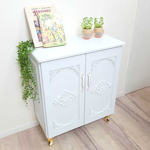 ロココ調ホワイトキャビネット♡姫系インテリアにぴったりの収納棚