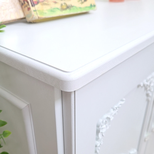 ロココ調ホワイトキャビネット♡姫系インテリアにぴったりの収納棚