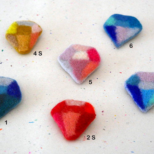 宝石みたいなブローチ 羊毛フェルト ブローチ イロとカタチ：felt