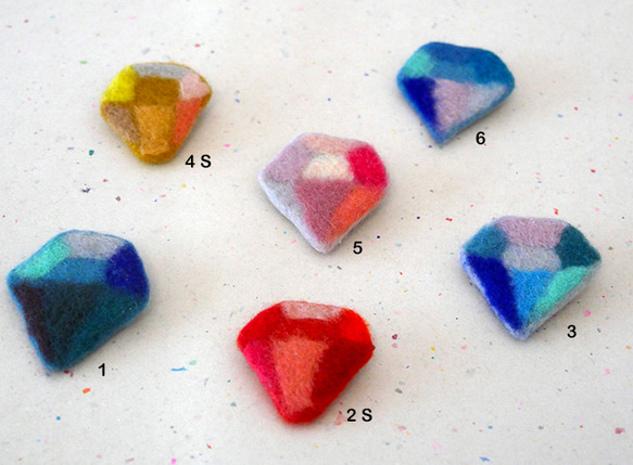 宝石みたいなブローチ 羊毛フェルト ブローチ イロとカタチ：felt