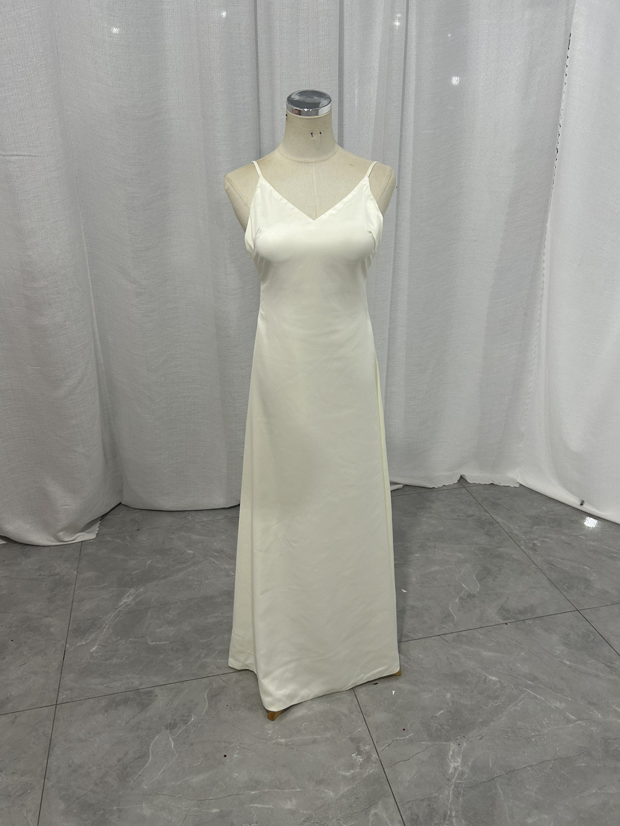 上品  オフホワイト キャミソール  Vネック    ウエディングドレス   2次会 花嫁 挙式