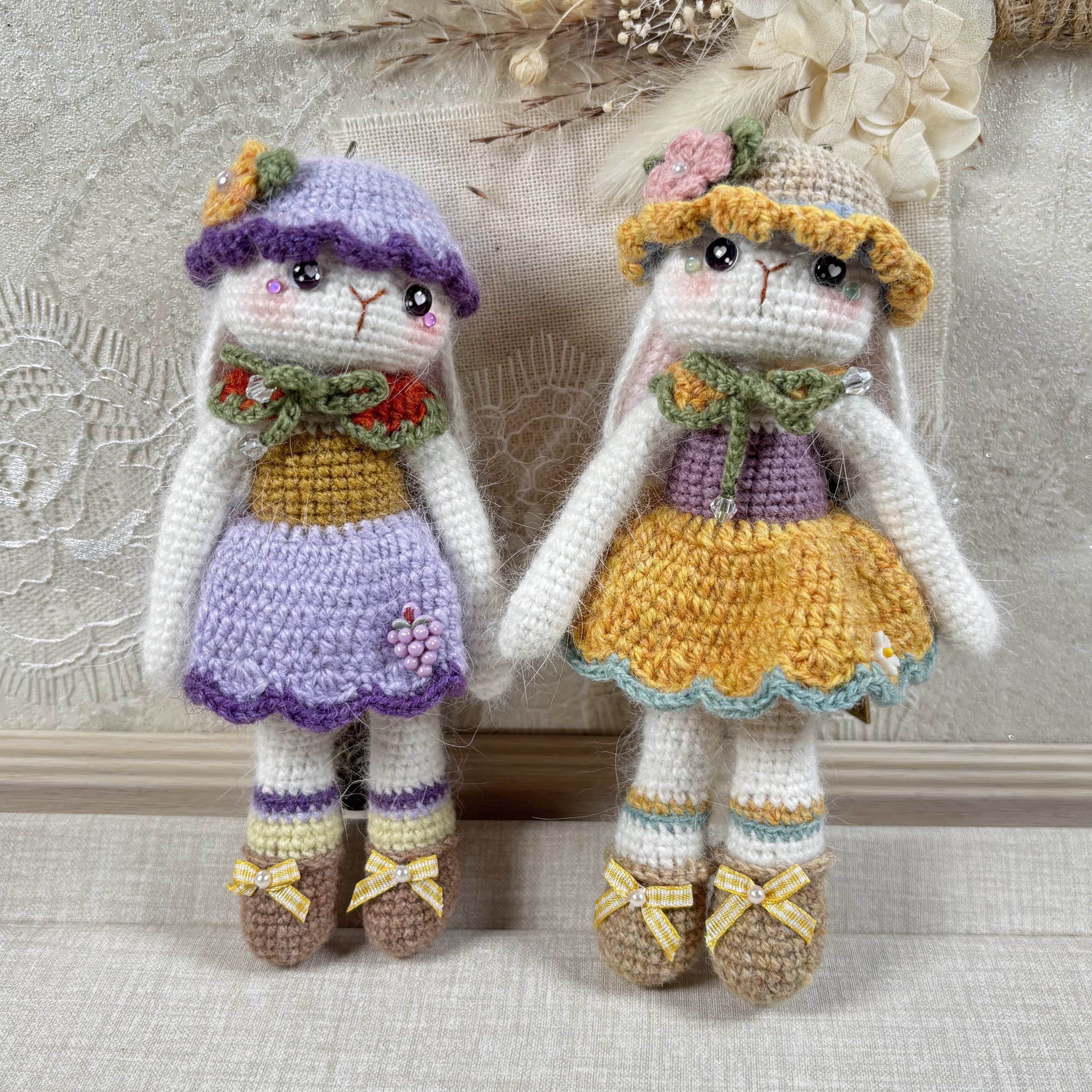 毛糸 手作り 編みぐるみ 人形 バッグチャーム【美術学院の学生うさぎちゃん｜パープルドレス&イエロードレス｜双子】2体