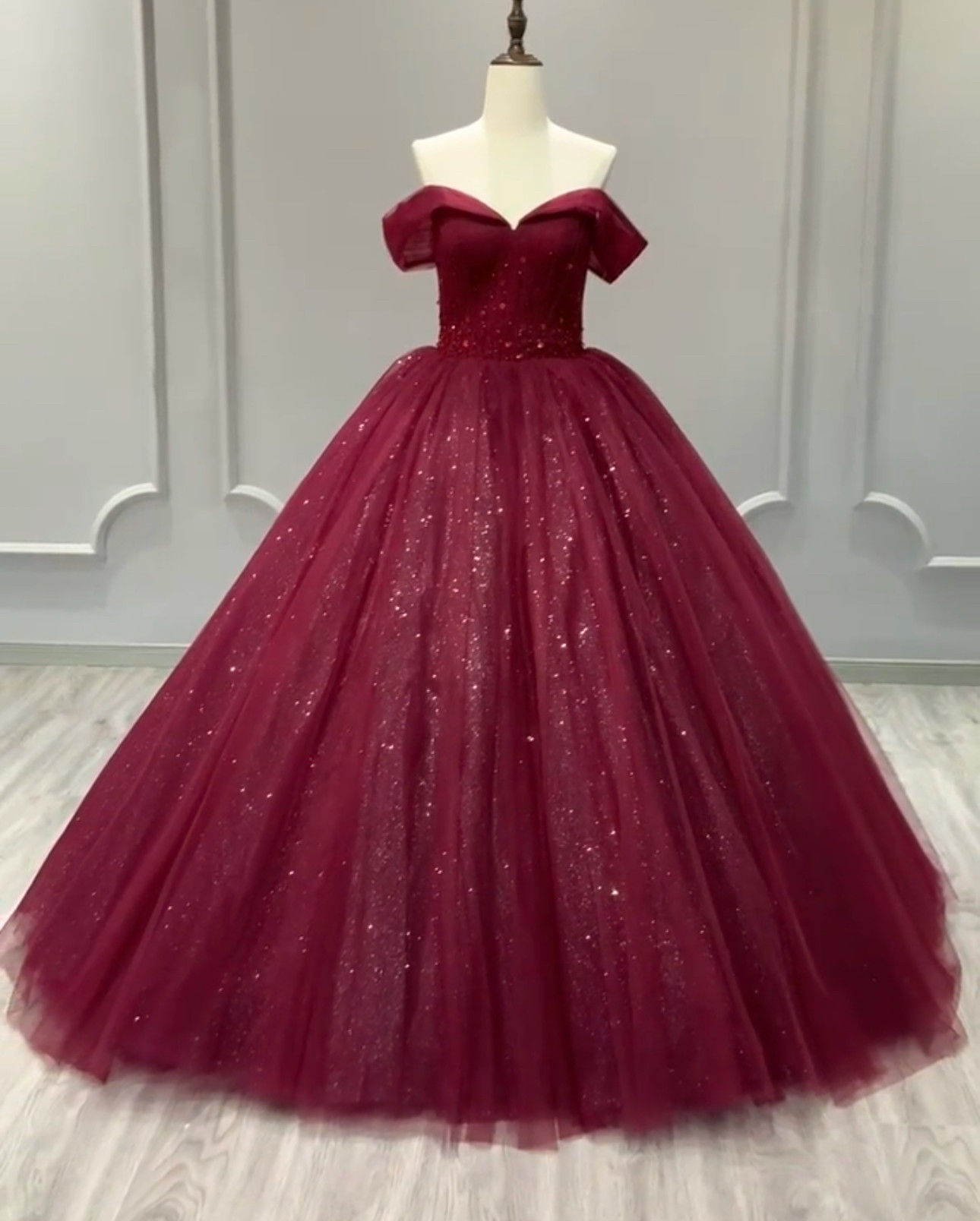 オフショルダー　ワインレッド赤　二の腕カバー　スパコール付き　キラキララメ入り　フレアスカート　パーティードレス二次会