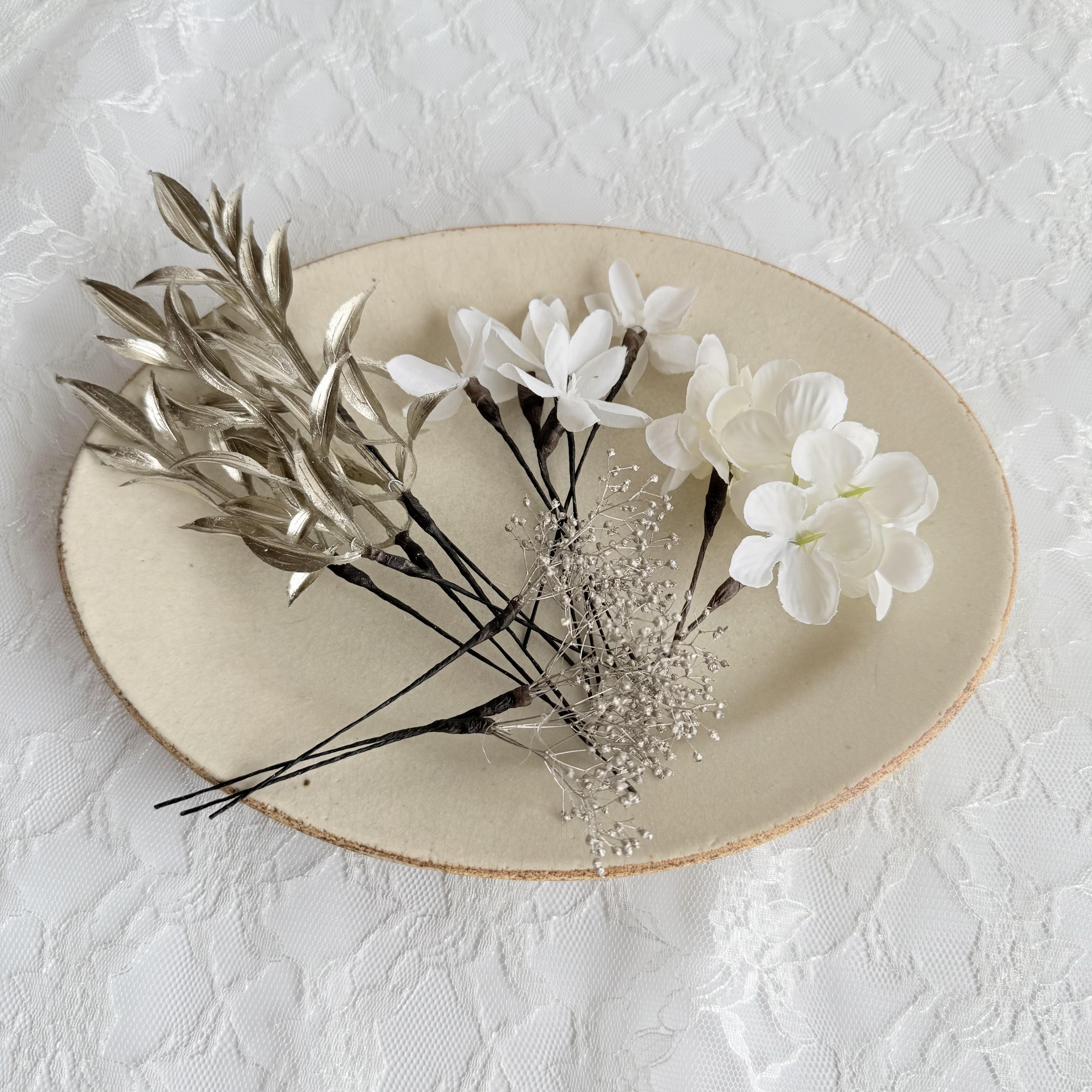 ホワイトフラワー♡シルバーリーフ髪飾り　ヘッドパーツ　ベッドドレス　ウェディング　前撮り　造花