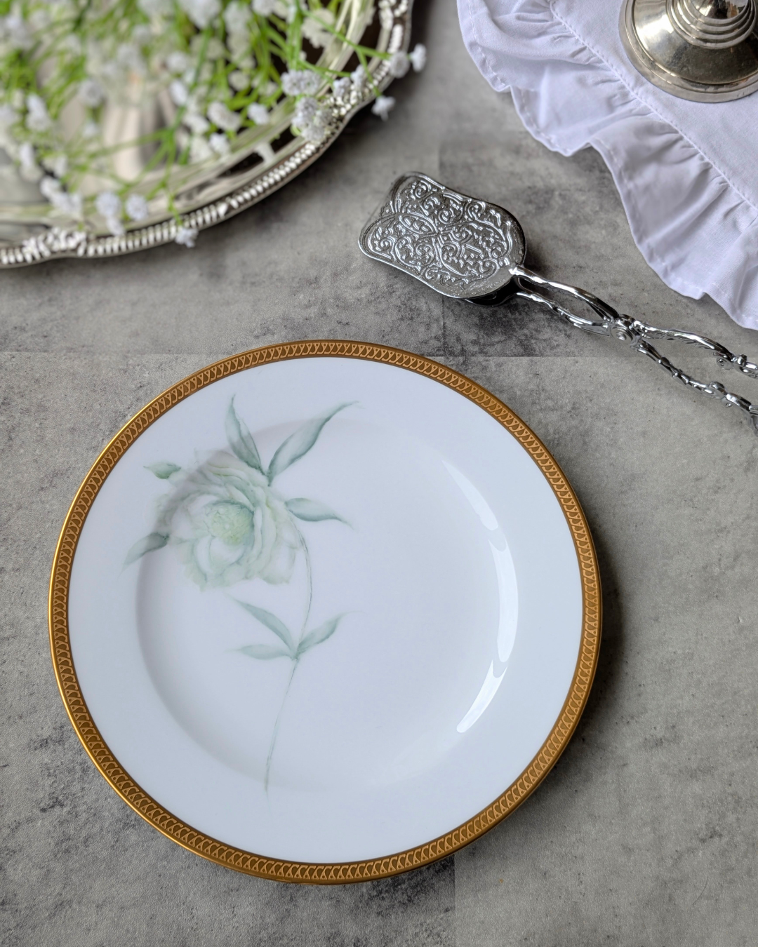 静謐に咲く ― クリスマスローズのプレート