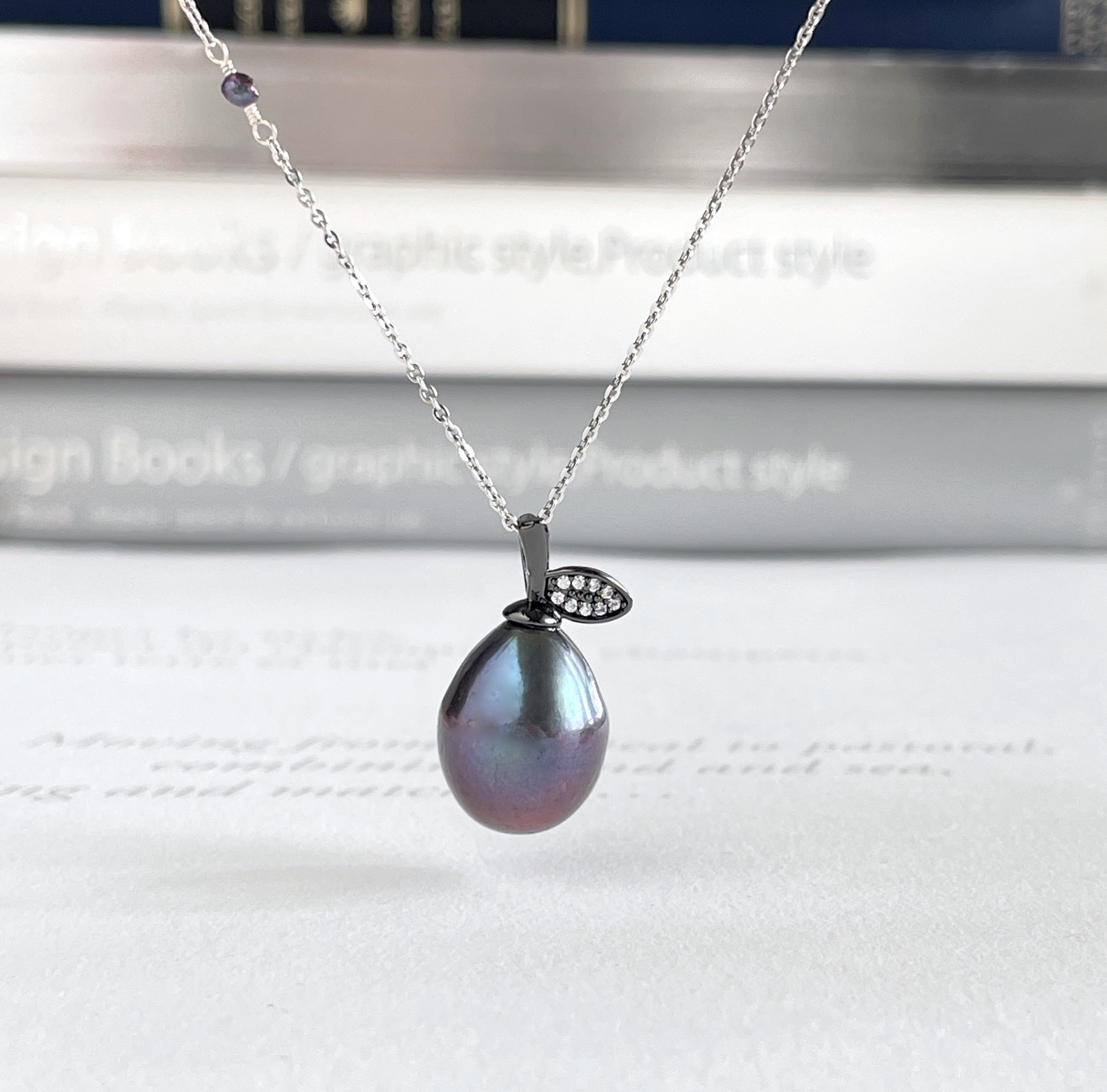 ペアシェイプ型 ピーコックブラック フルーツの形のペンダント　1点のみ