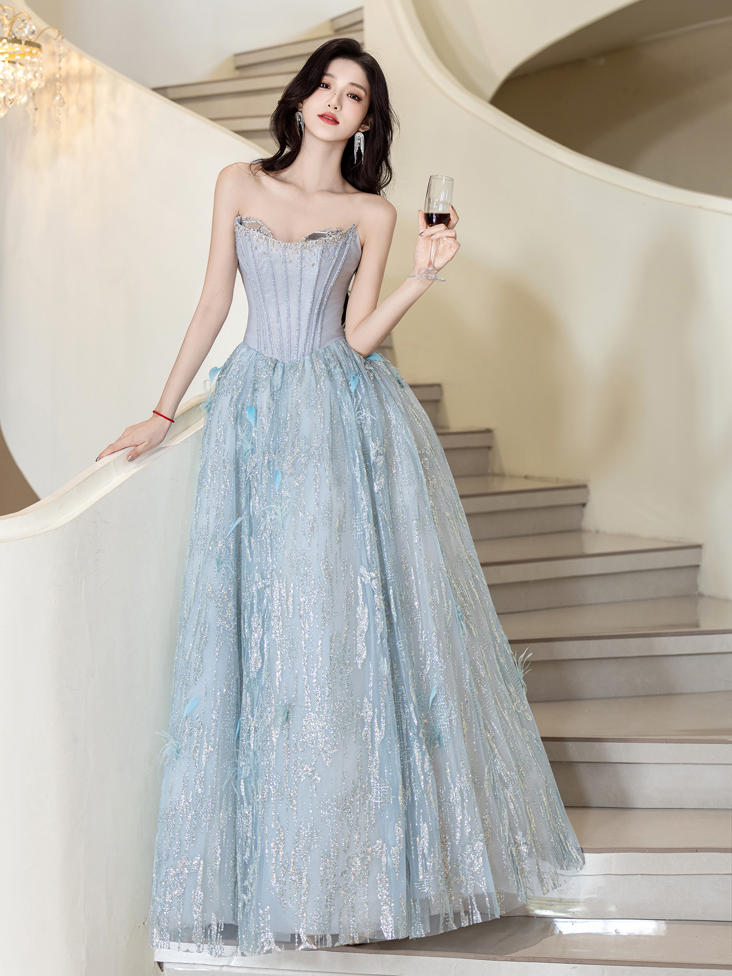 綺麗 青 きらきら ウェディングドレス 裾引き 高級感 パーティー 結婚式 花嫁 演奏会 前撮り 披露宴 A7059