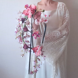 ベージュピンクのガーベラとアンティークピンクのチューリップ