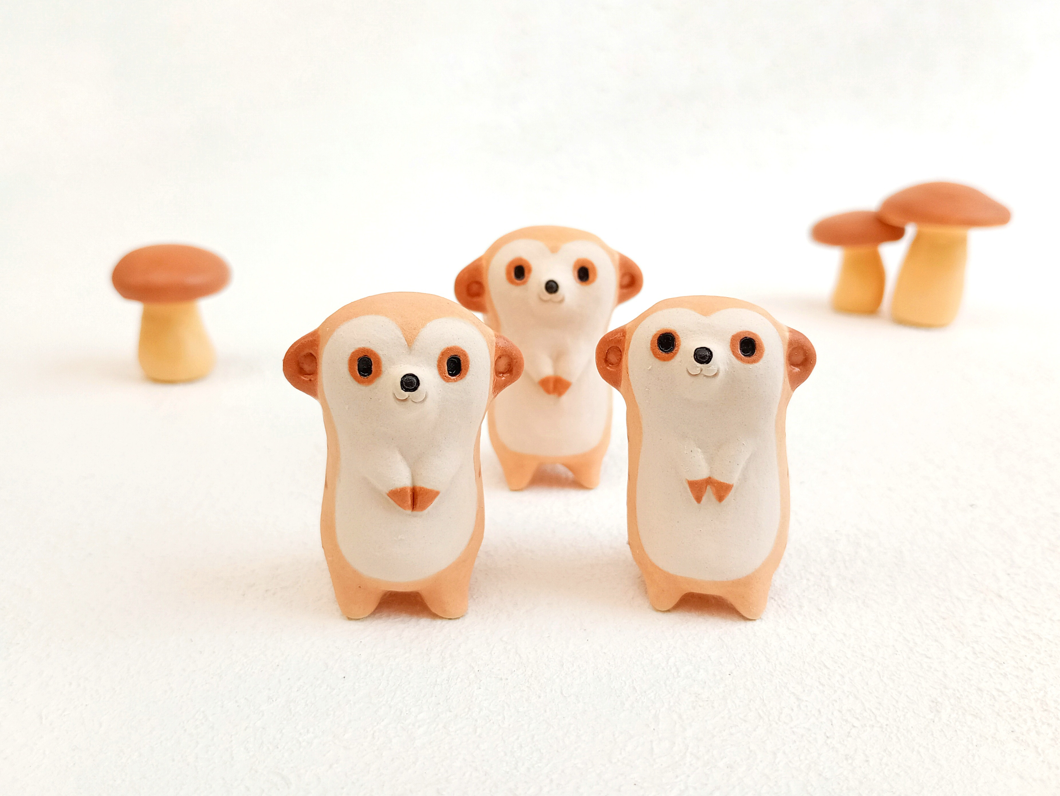 とても小さなミーアキャット　陶人形　在庫あります