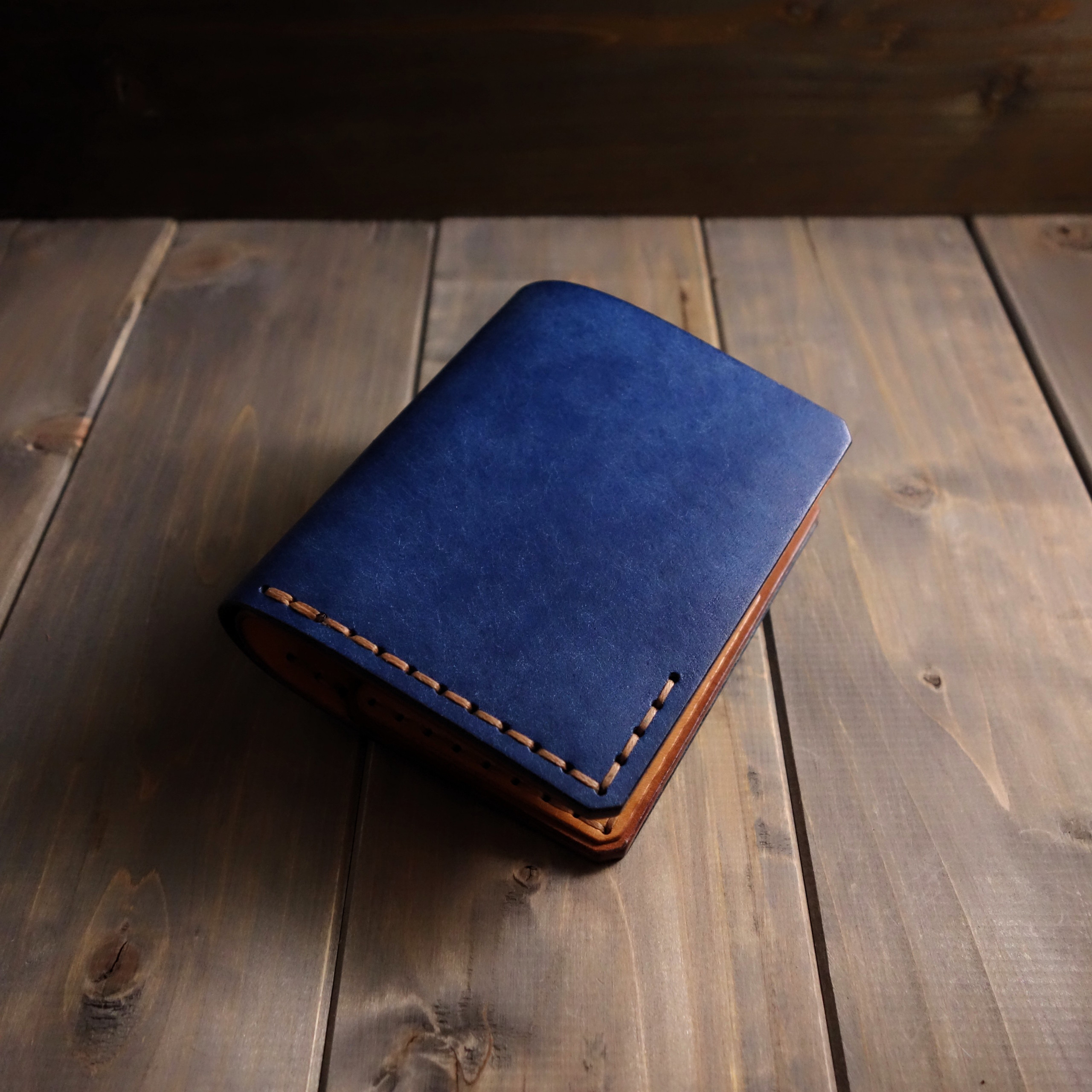 【Edvard】シンプルな二つ折り革財布 オイルレザー 小銭入れなし メンズ コバルト トライカラー