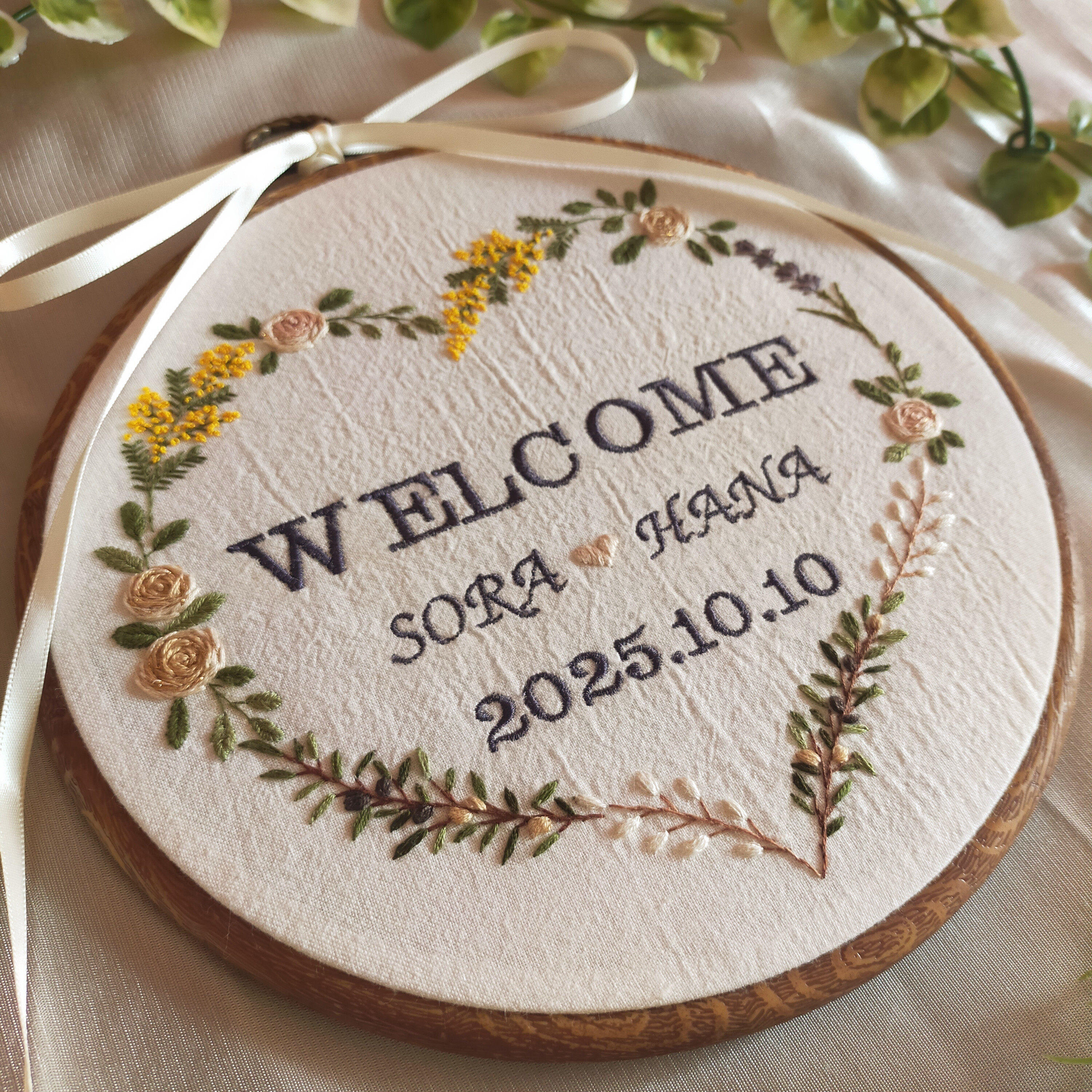 【名入れ対応】手刺繍 丸フレーム ウエルカムボード／ ハート型 ナチュラルフラワー*° ／ウエディング