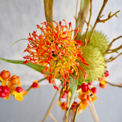 幾何学型ゴールドワイヤーフラワーベースsetピンクッション・ツルウメモドキ・風船唐綿・エニシダの和風ナチュラルアレンジ 6枚目の画像