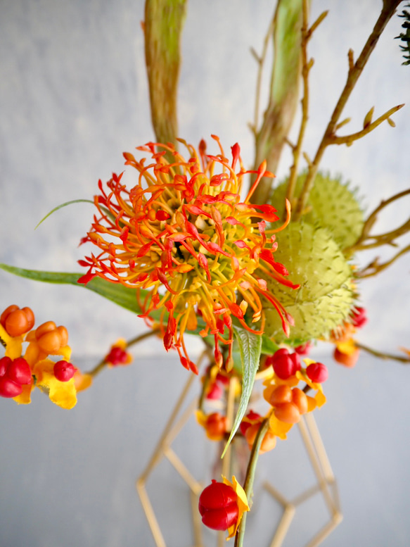 幾何学型ゴールドワイヤーフラワーベースsetピンクッション・ツルウメモドキ・風船唐綿・エニシダの和風ナチュラルアレンジ 6枚目の画像