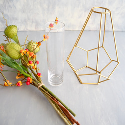 幾何学型ゴールドワイヤーフラワーベースsetピンクッション・ツルウメモドキ・風船唐綿・エニシダの和風ナチュラルアレンジ 2枚目の画像