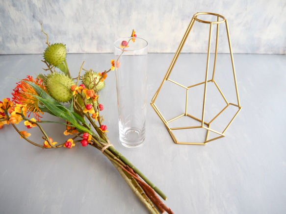幾何学型ゴールドワイヤーフラワーベースsetピンクッション・ツルウメモドキ・風船唐綿・エニシダの和風ナチュラルアレンジ 2枚目の画像