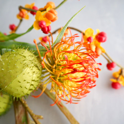 幾何学型ゴールドワイヤーフラワーベースsetピンクッション・ツルウメモドキ・風船唐綿・エニシダの和風ナチュラルアレンジ 14枚目の画像