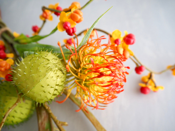 幾何学型ゴールドワイヤーフラワーベースsetピンクッション・ツルウメモドキ・風船唐綿・エニシダの和風ナチュラルアレンジ 14枚目の画像