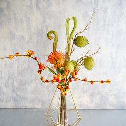 幾何学型ゴールドワイヤーフラワーベースsetピンクッション・ツルウメモドキ・風船唐綿・エニシダの和風ナチュラルアレンジ 12枚目の画像