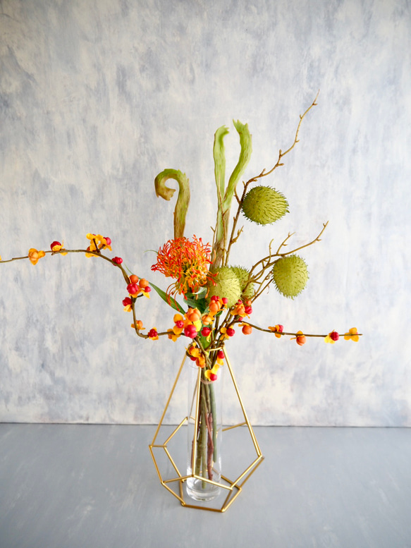 幾何学型ゴールドワイヤーフラワーベースsetピンクッション・ツルウメモドキ・風船唐綿・エニシダの和風ナチュラルアレンジ 12枚目の画像