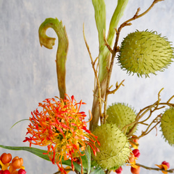 幾何学型ゴールドワイヤーフラワーベースsetピンクッション・ツルウメモドキ・風船唐綿・エニシダの和風ナチュラルアレンジ 15枚目の画像