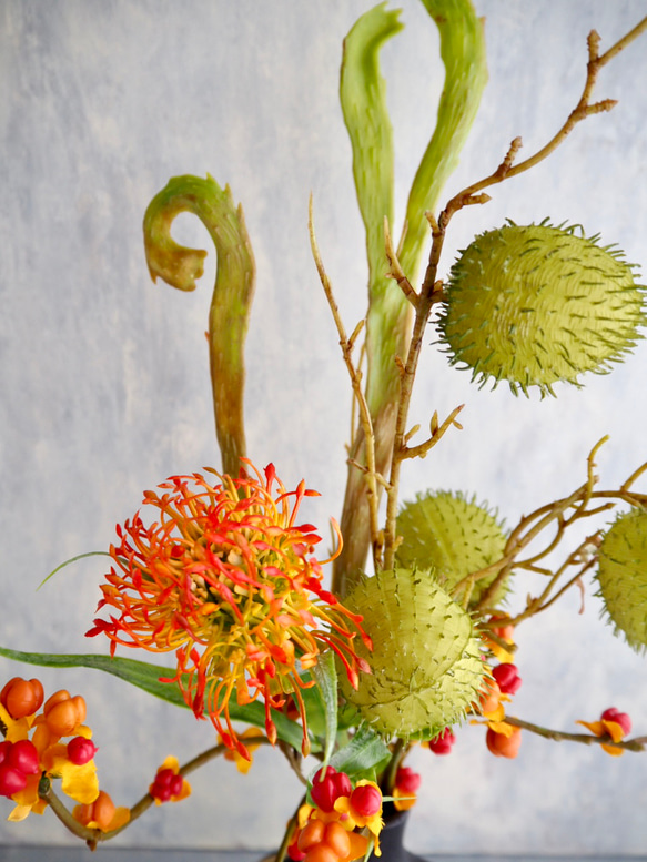 幾何学型ゴールドワイヤーフラワーベースsetピンクッション・ツルウメモドキ・風船唐綿・エニシダの和風ナチュラルアレンジ 15枚目の画像