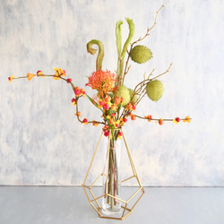 幾何学型ゴールドワイヤーフラワーベースsetピンクッション・ツルウメモドキ・風船唐綿・エニシダの和風ナチュラルアレンジ 1枚目の画像