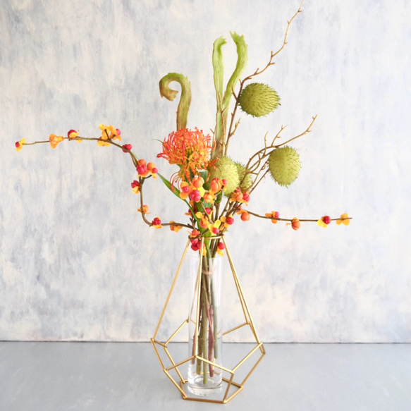 幾何学型ゴールドワイヤーフラワーベースsetピンクッション・ツルウメモドキ・風船唐綿・エニシダの和風ナチュラルアレンジ 1枚目の画像