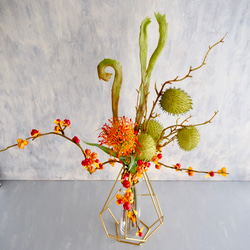 幾何学型ゴールドワイヤーフラワーベースsetピンクッション・ツルウメモドキ・風船唐綿・エニシダの和風ナチュラルアレンジ 7枚目の画像