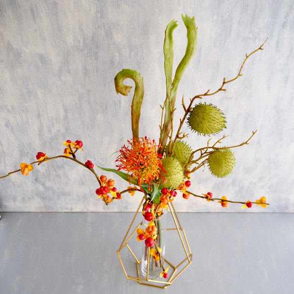 幾何学型ゴールドワイヤーフラワーベースsetピンクッション・ツルウメモドキ・風船唐綿・エニシダの和風ナチュラルアレンジ 7枚目の画像
