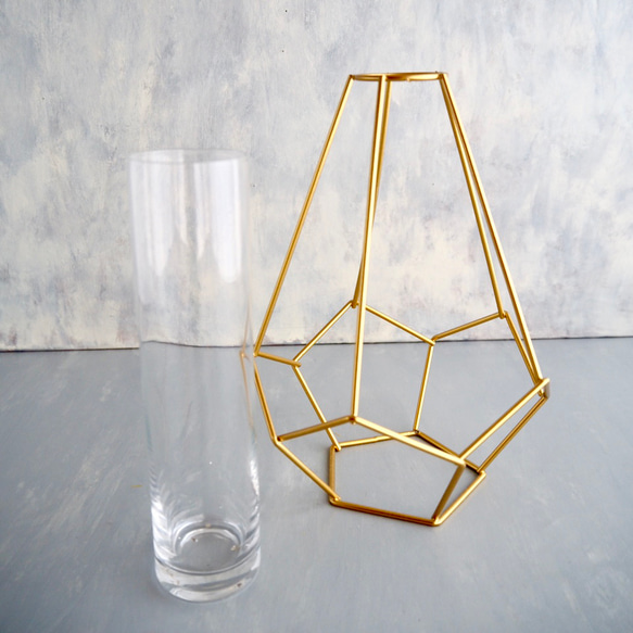 幾何学型ゴールドワイヤーフラワーベースsetピンクッション・ツルウメモドキ・風船唐綿・エニシダの和風ナチュラルアレンジ 4枚目の画像