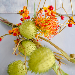 幾何学型ゴールドワイヤーフラワーベースsetピンクッション・ツルウメモドキ・風船唐綿・エニシダの和風ナチュラルアレンジ 9枚目の画像