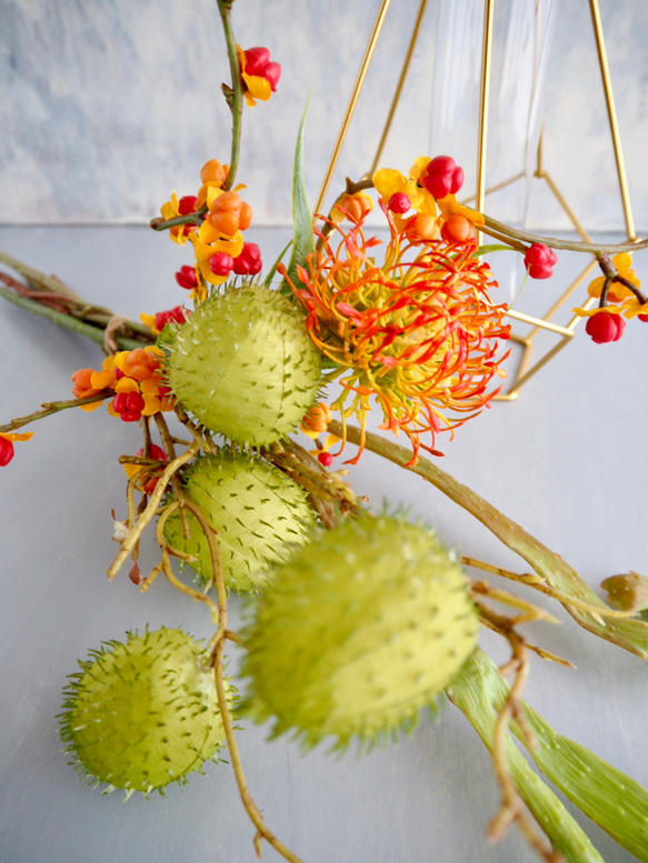 幾何学型ゴールドワイヤーフラワーベースsetピンクッション・ツルウメモドキ・風船唐綿・エニシダの和風ナチュラルアレンジ 9枚目の画像