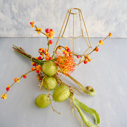 幾何学型ゴールドワイヤーフラワーベースsetピンクッション・ツルウメモドキ・風船唐綿・エニシダの和風ナチュラルアレンジ 8枚目の画像