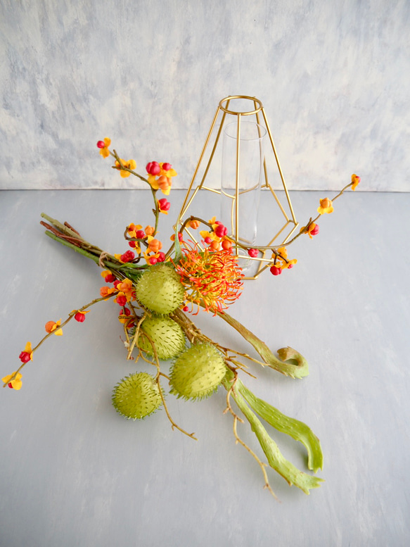 幾何学型ゴールドワイヤーフラワーベースsetピンクッション・ツルウメモドキ・風船唐綿・エニシダの和風ナチュラルアレンジ 8枚目の画像