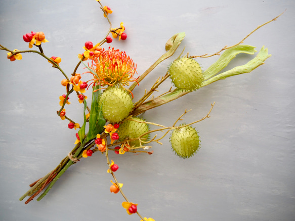 幾何学型ゴールドワイヤーフラワーベースsetピンクッション・ツルウメモドキ・風船唐綿・エニシダの和風ナチュラルアレンジ 13枚目の画像