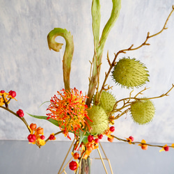 幾何学型ゴールドワイヤーフラワーベースsetピンクッション・ツルウメモドキ・風船唐綿・エニシダの和風ナチュラルアレンジ 11枚目の画像