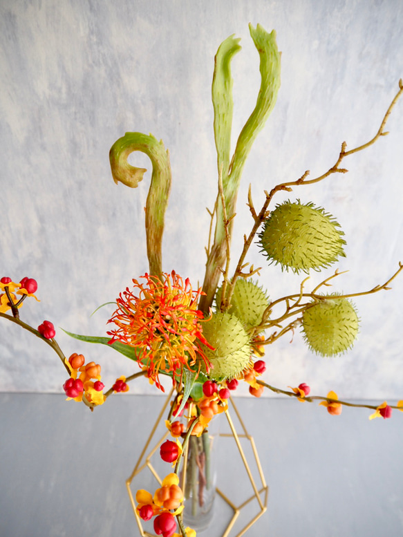 幾何学型ゴールドワイヤーフラワーベースsetピンクッション・ツルウメモドキ・風船唐綿・エニシダの和風ナチュラルアレンジ 11枚目の画像