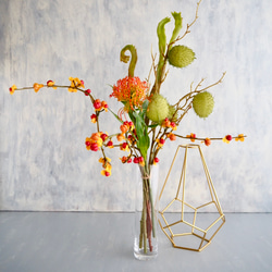 幾何学型ゴールドワイヤーフラワーベースsetピンクッション・ツルウメモドキ・風船唐綿・エニシダの和風ナチュラルアレンジ 3枚目の画像