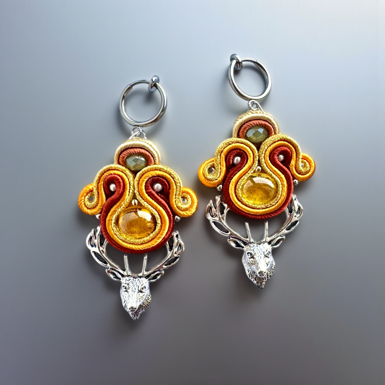 「琥珀の中の鹿」ソウタシエ 鹿　秋アクセサリー