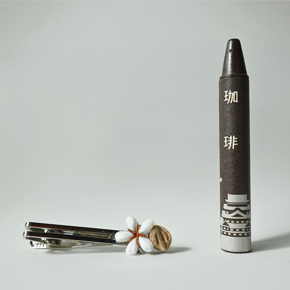 つまみ細工「コーヒーのネクタイピン」～にしみのおやさいクレヨン～ 2枚目の画像