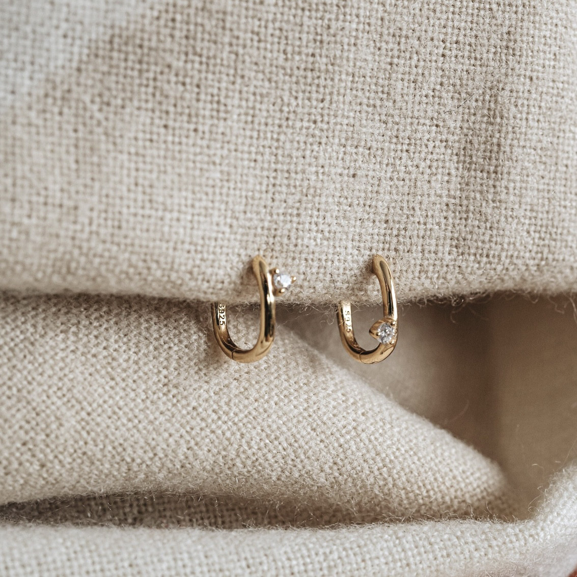 【p206】アシンメトリージルコニアフープピアス 18kgp